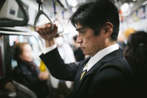 地下鉄、電車、バスで座る方法。通勤をストレスなく効率的に過ごそう