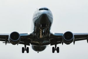 海外旅行での長くて苦痛な飛行機を快適に過ごす便利グッズを大紹介